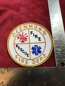 Insignia de parche de uniforme obsoleta del Departamento de Bomberos de Clemmons, Carolina del Norte. - Imagen 1 de 2