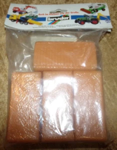 4-pak 1/16 vintage bruder plastic large square bales in the package new - Picture 1 of 5