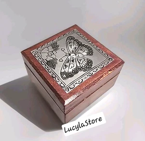 Vintage Holz quadratisch bedeckt Schmuck Schmuckschatulle Schmetterling graviert 3 in Neu im Karton - Bild 1 von 23