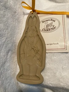 Molde para galletas de conejo de Pascua bolsa marrón arte para galletas 1988 8 1/4" x 3 1/4" con libro de recetas - Imagen 1 de 2