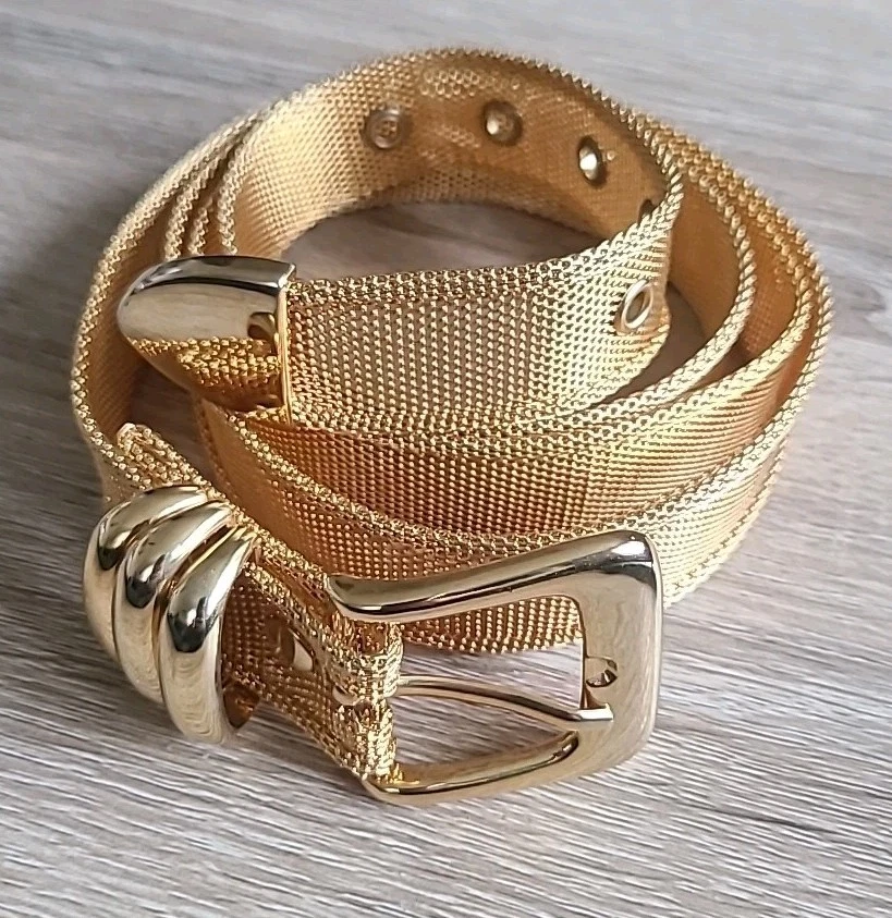 Cinturón de malla metálica dorada vintage*talla grande- XL (51 pulgadas de largo) 1,25 pulgadas de ancho usado en excelente estado  Foto 1 de 4