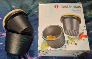 Zassenhaus Set di Macina Spezie in Ghisa con Coperchio in Legno di Faggio, 3" Smerigliatrice, Nero - Foto 1 di 4
