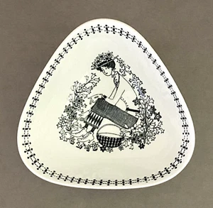 Arabia Finland 5" Triangular All Purpose Bowl EMILIA Raija Uosikkinen ~ Retired - Picture 1 of 17