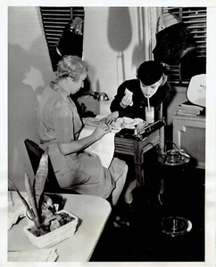1939 Press Photo Actress and Model Georgia Carroll gets a manicure while eating - Picture 1 of 2