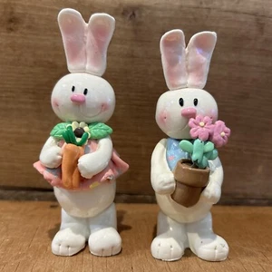 Lote de 2 estatuillas de conejo de Pascua de arcilla polimérica zanahorias maceta - Imagen 1 de 5