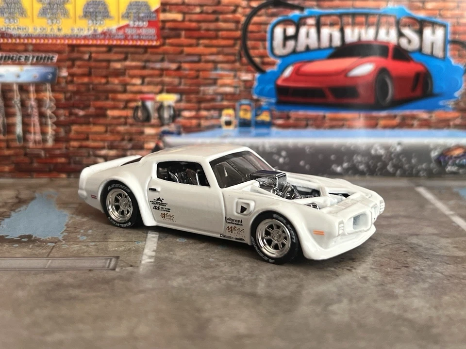 Pontiac Firebird Legends Tour 2021 Hot Wheels 1970 blanco con rueda cromada intercambiada Foto 1 de 3