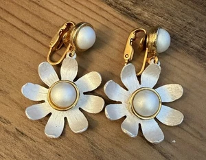 Vintage Gold Tone Satin Finish Enamel Flower Earrings Dangle Clip Earrings - Picture 1 of 2