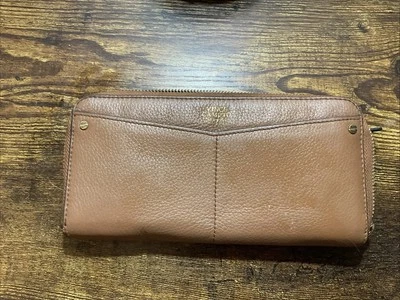 Cartera de cuero Vince Camuto New York color marrón con herrajes dorados Foto 1 de 4