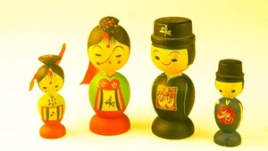 MUÑECAS JAPONESAS "KOKESHI" - GRUPO DE 4 ENCANTADORAS PIEZAS CON ENCANTO 8952Q - Imagen 1 de 9
