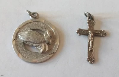 Colgantes vintage de plata esterlina con manos de oración y crucifijo/cruz Foto 1 de 3