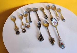 Lote de 12 cucharas de recuerdo de colección años 80 la mayoría de los lugares turísticos de EE. UU. algunas plateadas 100 - Imagen 1 de 12