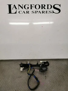 LEXUS IS220D N/S/F PASSENGER SIDE FRONT DOOR HANDLE INNER BRACKET - Picture 1 of 4