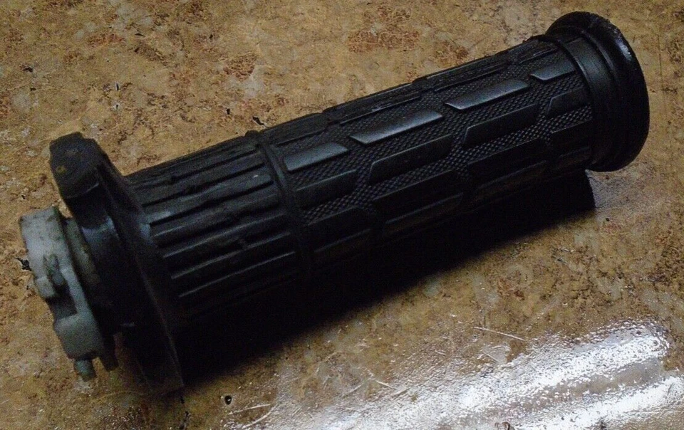 1995 Kawasaki ZX1100 ZX 1100 E GPZ1100 Handlebar Throttle Grip Handle Bar Latch - Image 1 of 1