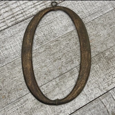 Antigua letra “O” de metal dorado Foto 1 de 2