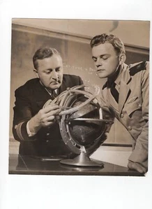 ¿Oficiales de la Fuerza Aérea? Foto de prensa de 1942 de Giles Black Star - Imagen 1 de 2