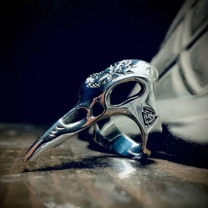 ANELLO UOMO METALLO TESCHIO CORVO IN LEGA DI ZINCO COLORE ARGENTO ANTICO MIS 12 - Foto 1 di 3