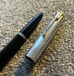 PARKER 51 FOUNTAIN PEN-BLACK-ROLLED SILVER GT CAP-MEDIUM NIB-WORKING ORDER(C17) - Picture 1 of 14