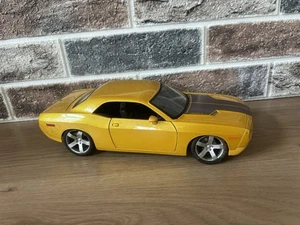 1/18 2006 Dodge Challenger Concept in gelbmetallic von Maisto UPC # 30138 - Bild 1 von 11