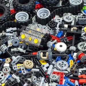 LEGO TECHNIC 100 SMALL PIECES RANDOM MIX RODS CONNECTORS PINS WHEELS GEARS COGS - Picture 1 of 1