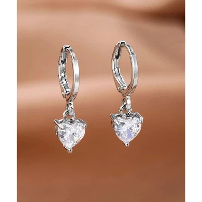 Pendientes de aro colgantes de plata con circonita cúbica de corazón transparente delicados Foto 1 de 4