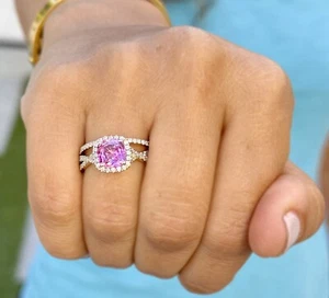 ANILLO DE COMPROMISO ORO AMARILLO 14K COJÍN LABORATORIO ZAFIRO ROSA Y DIAMANTES LABORATORIO 3,00CT - Imagen 1 de 13