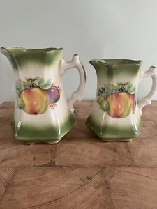 2er Set Vintage Mayfayre Keramikkrüge mit Obstmuster - Bild 1 von 7