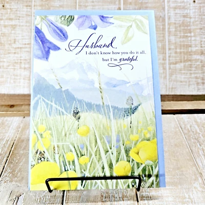 Tarjeta de felicitación del día del padre Hallmark para esposo Mountain Field azul amarillo Foto 1 de 4