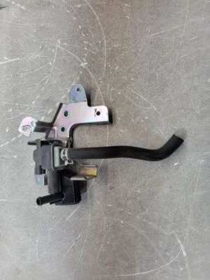 12 13 14 15 16 17 18 19 20 21 22 23 24 MAZDA 3 VÁLVULA DE PURGA PE01-18-751 Foto 1 de 4