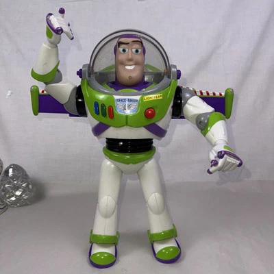 "Figura de acción parlante Buzz Lightyear 12,5""". Botón activado alas de chorro y láser Foto 1 de 4