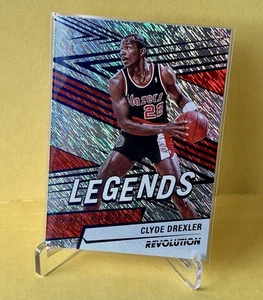 2024-25 Panini Revolution - Legends Clyde Drexler #175 Blue Storm, Trail Blazers - Imagen 1 de 3