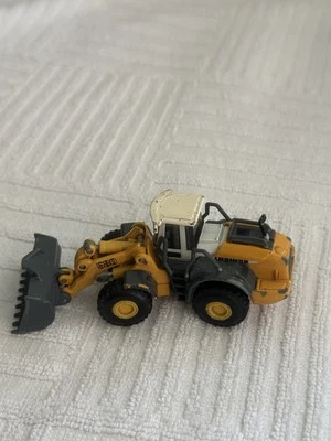 Siku super 1873 Liebherr 580 Radloader Four wheel Loader diecast vehicle 1:64  - Image 1 of 4