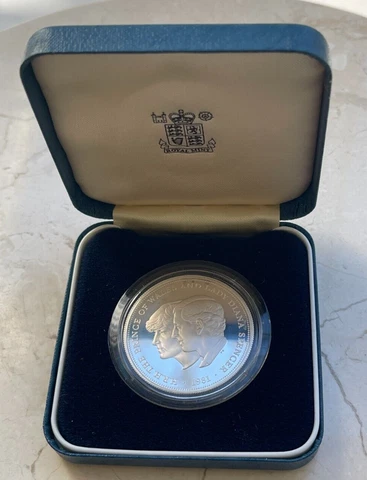 1981 Great Britain 25 New Pence Silver Proof - Queen Elizabeth, Diana Charles bg Cover