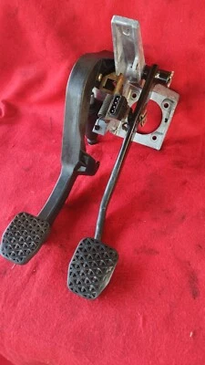 🇩🇪1999 BMW Z3 🇩🇪Montaje de pedales de freno y embrague para transmisión manual Foto 1 de 4