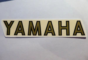 Calcomanía al agua con letras Yamaha 139x25 mm, oro, 45822Y - Imagen 1 de 1