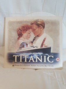 (gurnos)Rare Titanic Video Box Set With Film Cell, 8 Collectors Cards