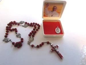 Red Carved Rose Scented Rosary Rome Italy & Pope Francis Photo Charm + Box - Picture 1 of 6