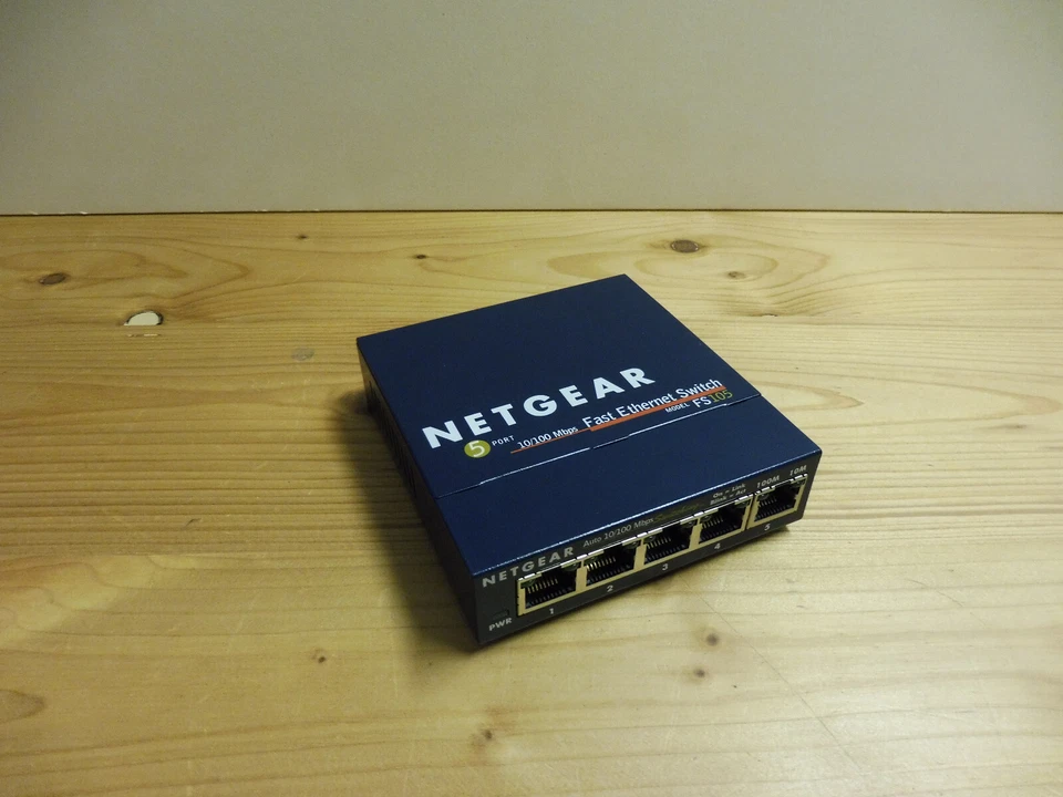 NetGear FS 105 Switch 100 Mbit/Sekunde unverwalteter Ethernet Switch mit 5 Ports - Bild 1 von 4