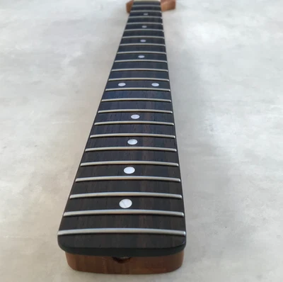 Gerösteter Ahorn / Palisander Hals für Strat / SS Bünde / Nitro / Nachricht für Fotos - Bild 1 von 4