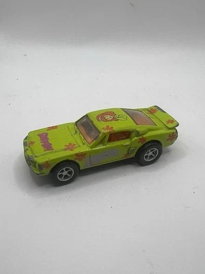 DAPHNE SCOOBY DOO DIECAST VINTAGE CAR 68 FORD MUSTANG RACING CHAMPIONS 2001 Worn - Image 1 of 4