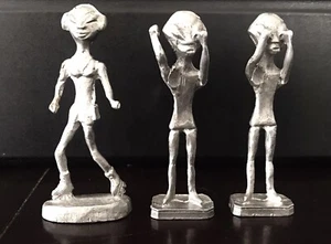 3 estatuillas de metal plateado Pewter Believe Alien ET UFO espacio exterior - Imagen 1 de 2