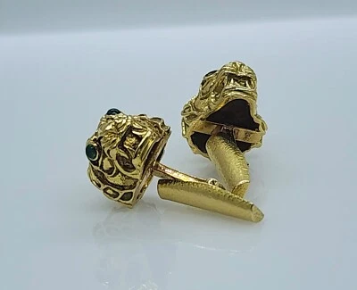 Gemelos David Webb de palanca con cabeza de león ojos esmeralda detallados de oro macizo de 18 quilates Foto 1 de 4