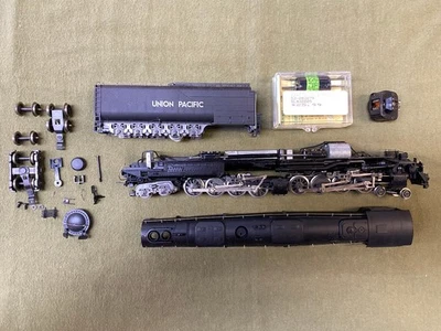 Rivarossi (Italy) HO UP 4005 4-8-8-4 “Big Boy” Locomotive for Parts. - Image 1 of 4