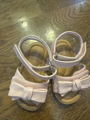 Sandalias rosas genuinas para niños de Osh Kosh talla 4 Foto 1 de 2