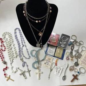 Collana rosario cattolico religioso spille portachiavi bavero lotto vintage e ora - Foto 1 di 24