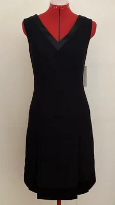 VESTIDO AMANDA SMITH~6~NEGRO~CUELLO EN V CON ESPALDA EN V~SATANÁS EN CUELLO Y DOBLADILLO~PLISADO Foto 1 de 4