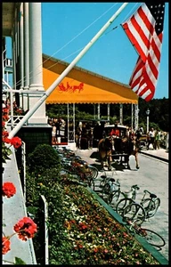 Postal Grand Hotel Mackinac Michigan Flower Gardens American Flagl Cromo - Imagen 1 de 2
