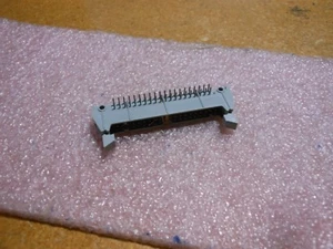 3M CONNECTOR HEADER 40 POS R/A SHORT LATCH PART # 3432-5202 - Picture 1 of 3