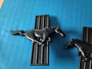 FORD MUSTANG PINTADO NEGRO MATE CABALLOS CORRIENDO EMBLEMAS - Imagen 1 de 7