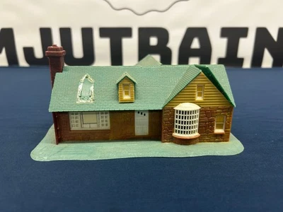 Life-Like HO Rose Home Building Red/Tan/Green 01354 NO BOX - Image 1 of 4