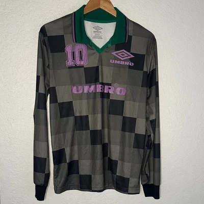 Camiseta Umbro Retro Años 90 Negra Gris Cuadros Para Hombre Manga Media Larga Foto 1 de 4